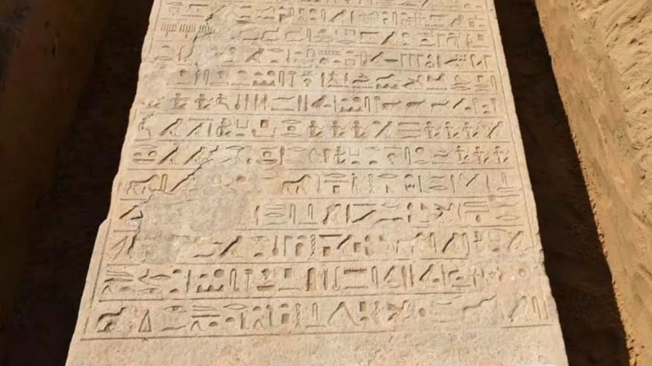 Fazendeiro se depara com impressionante placa de 2,6 mil anos do Egito Antigo