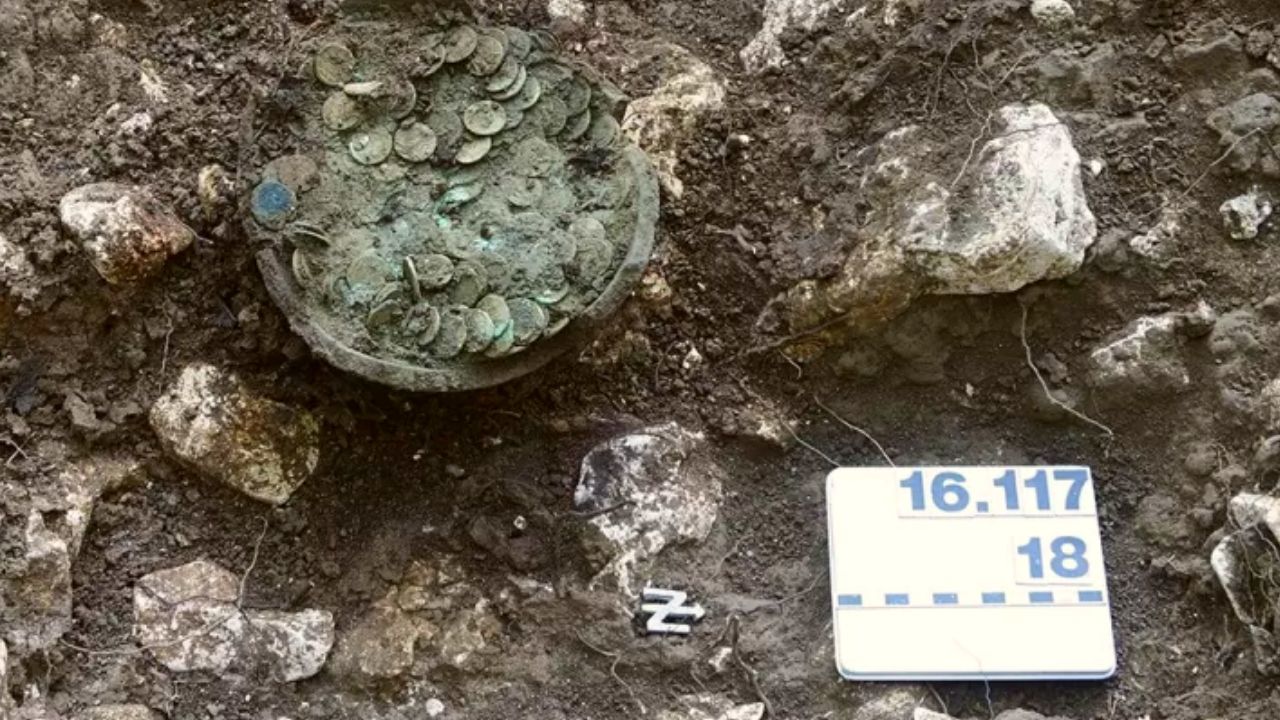Caçador de tesouros amador encontra vaso com 1,2 mil moedas na Suíça