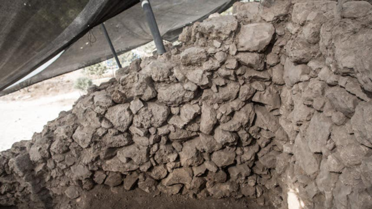 Rampa usada em antiga batalha é encontrada na cidade bíblica de Azekah