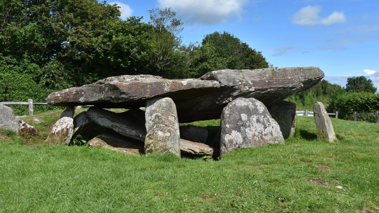 Arqueólogos iniciam escavação em tumba lendária relacionada a história do Rei Arthur