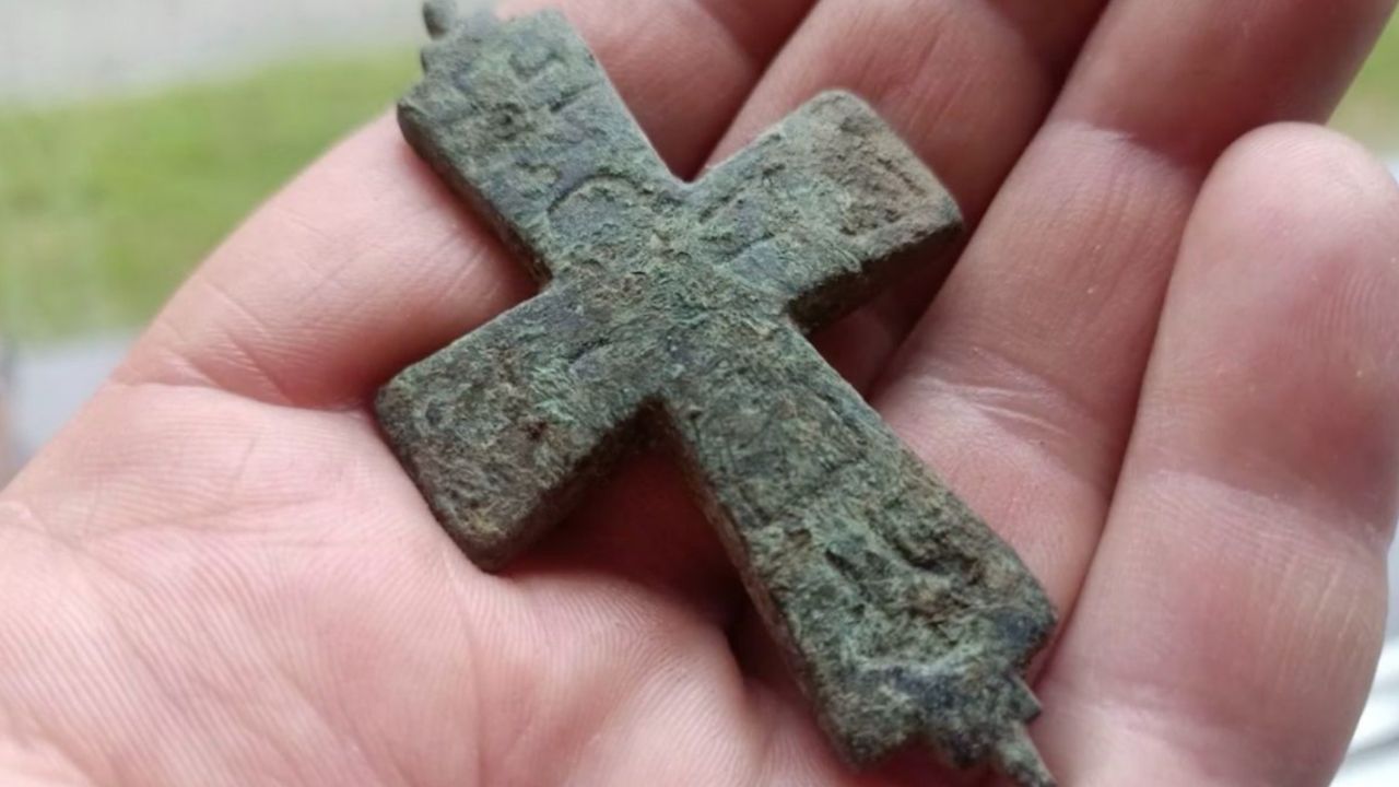 Relicário de cruz é encontrado em antiga casa de cavaleiro medieval