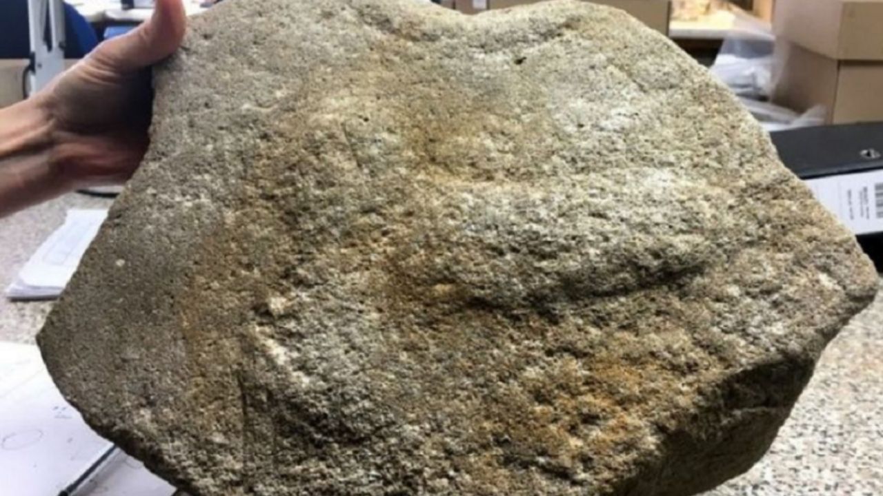 Relíquia romana estampada com um pênis é encontrada por arqueólogos