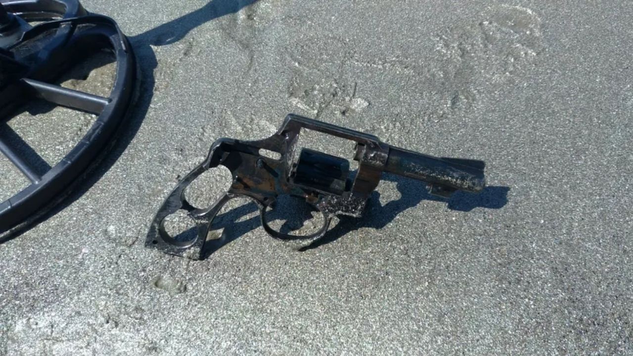 Revólver da década de 1970 é descoberto enterrado em praia de Santos