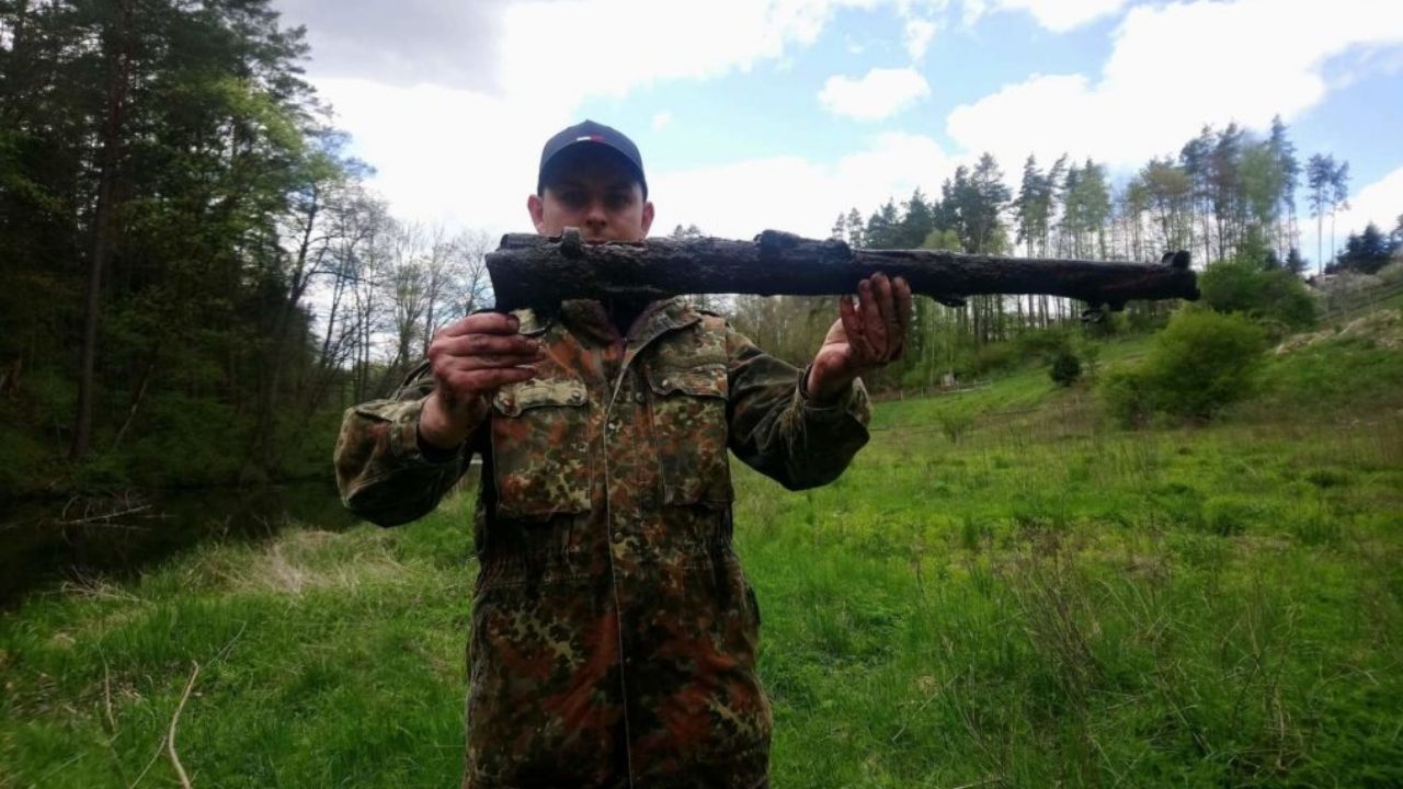 Rifle britânico da Segunda Guerra é encontrado em busca com imã em rio da Polônia. Confira imagens!
