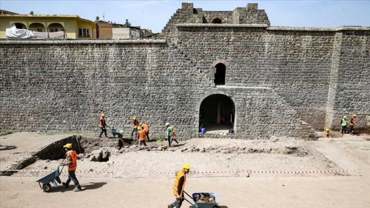 Arqueólogos desenterram rua romana de 2 mil anos na Turquia