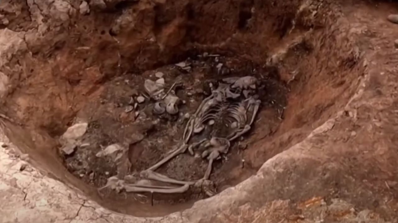 Tumba de poderoso sacerdote de 3 mil anos é descoberta no Peru