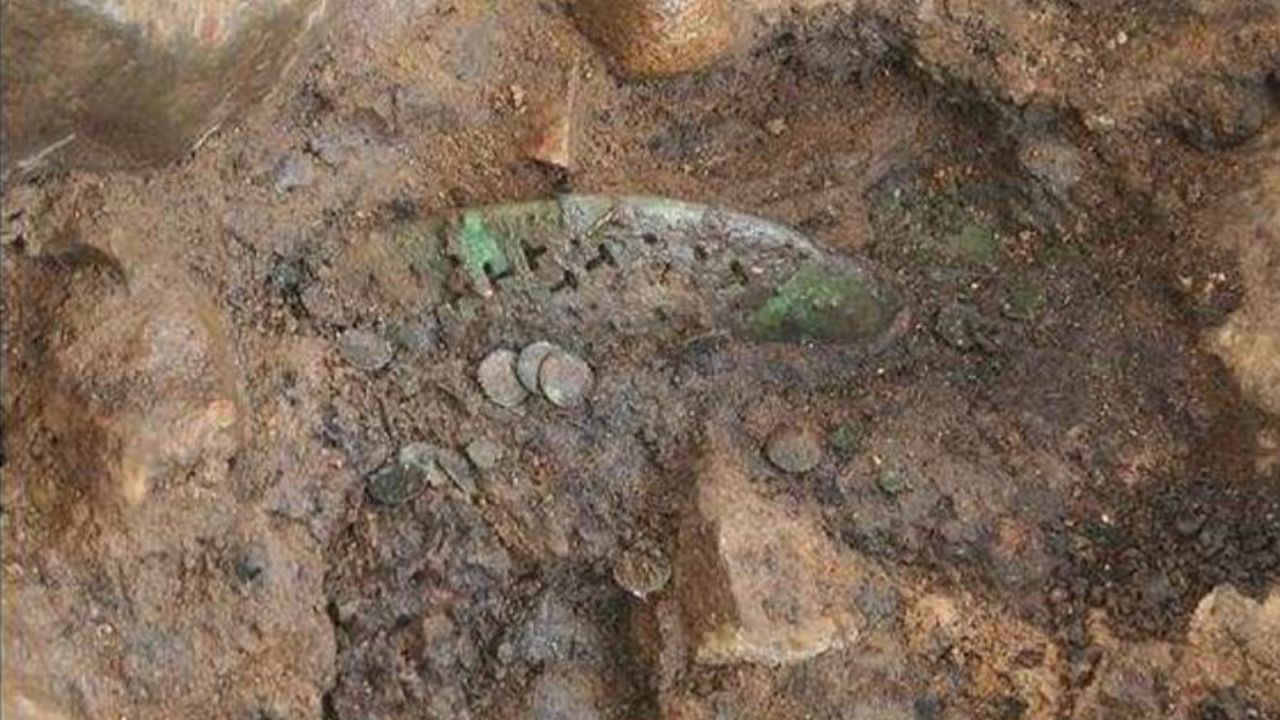 Par de sapatos de bronze é encontrado em túmulo na Coreia do Sul
