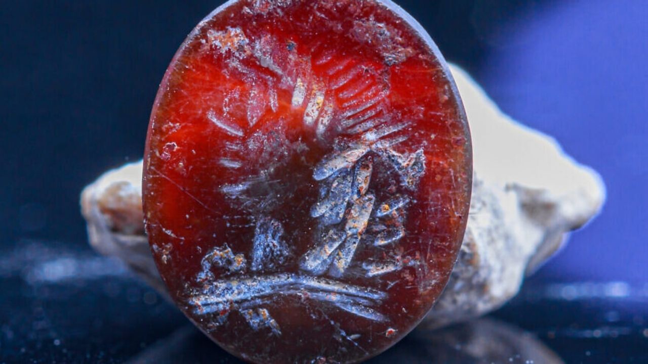 Selo de 2 mil anos com retrato de Apolo é descoberto em Jerusalém