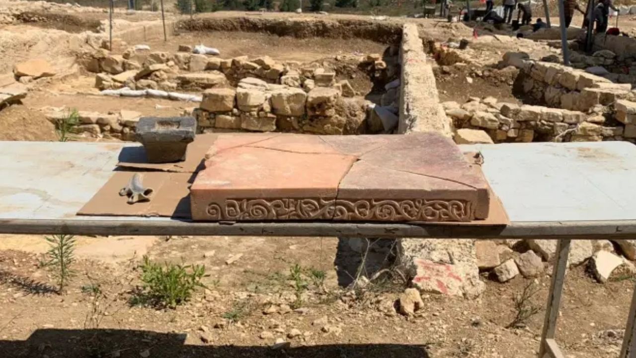 Antiga mesa de pedra altamente decorada é encontrada em assentamento israelense