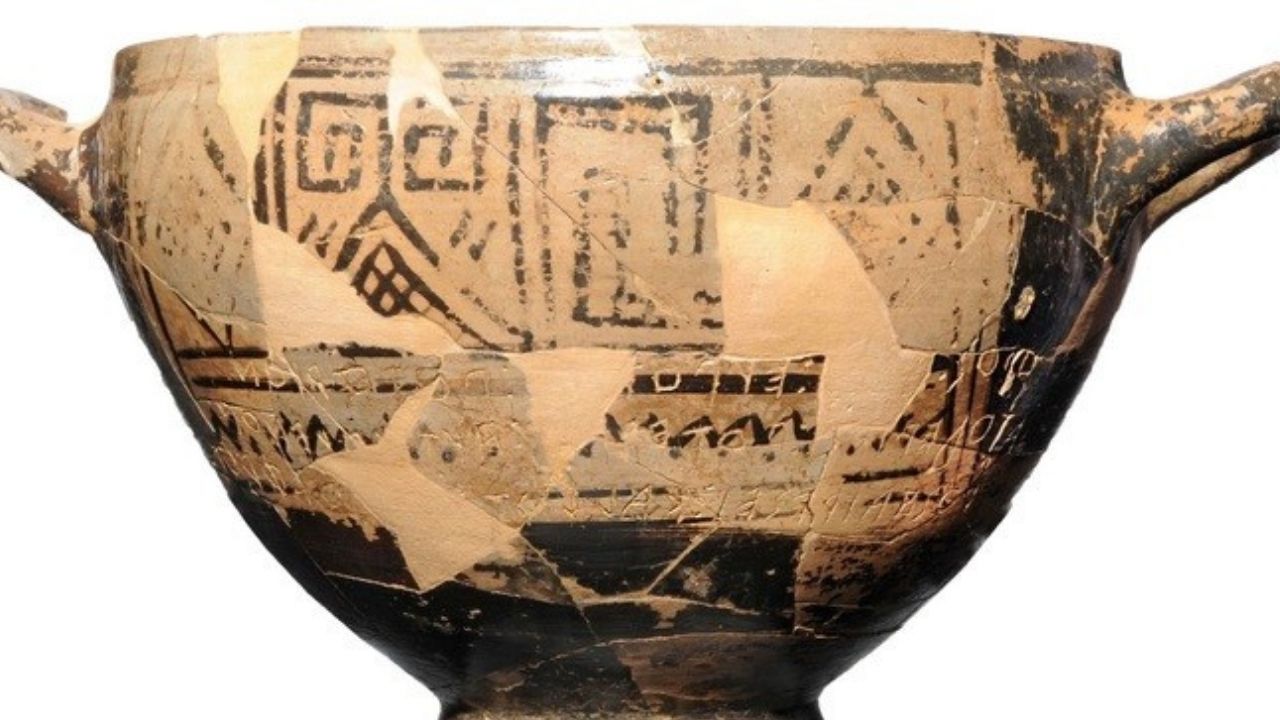 Três pessoas teriam sido enterradas em uma tumba de 2,8 mil anos junto a Taça de Nestor