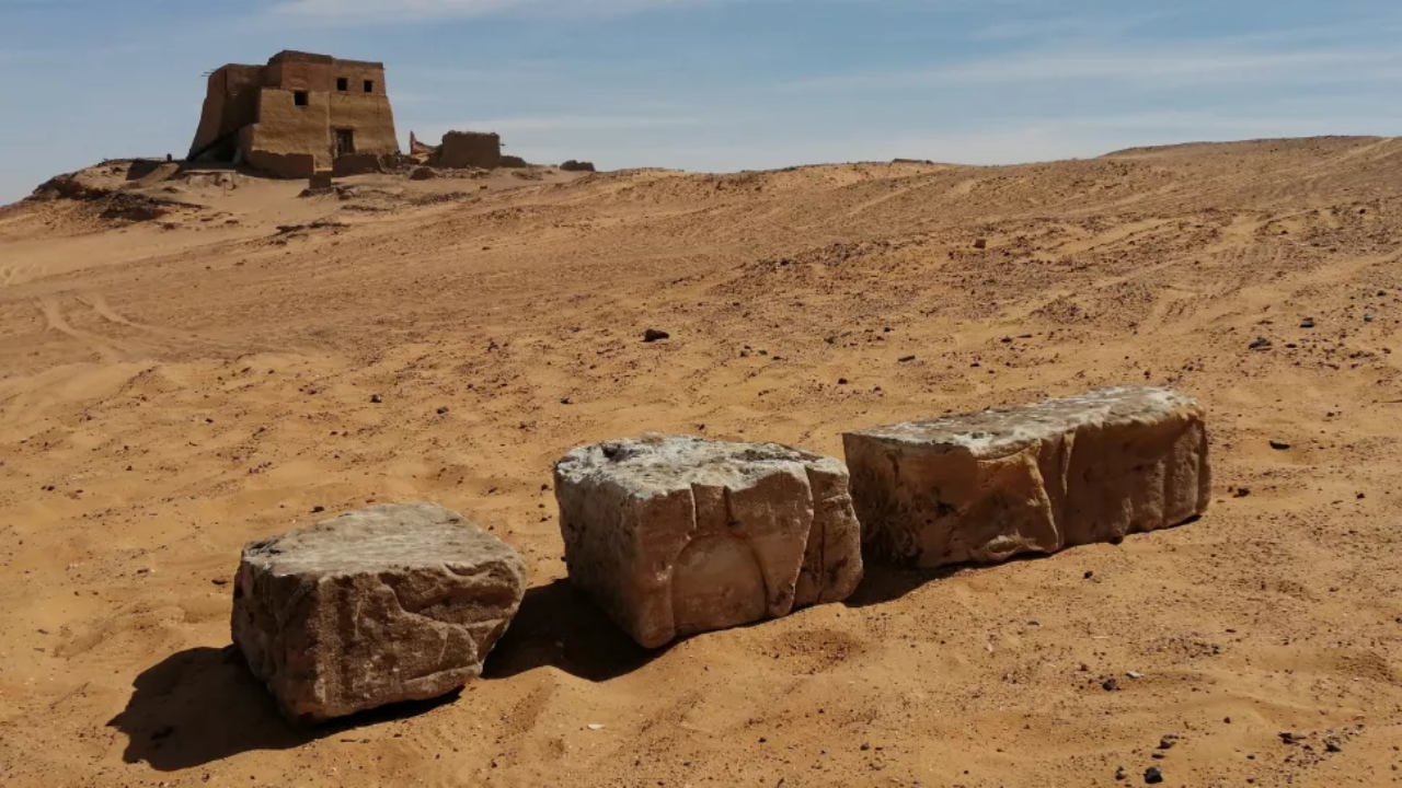 Ruínas de templo antigo com escritos hierogíficos são encontradas no Sudão