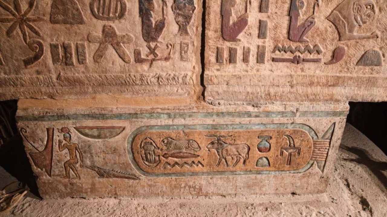 Pesquisadores restauram inscrições de 2.000 anos em templo egípcio