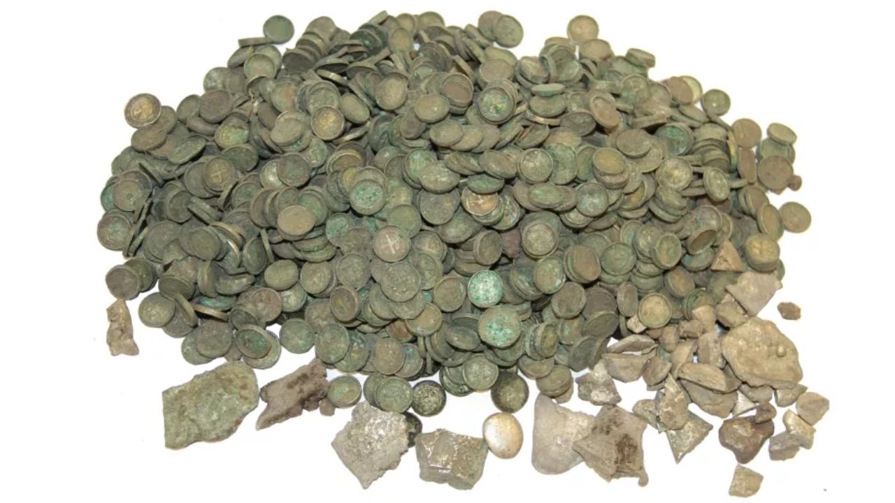 Mais de 6,5 mil moedas: A saga do tesouro medieval encontrado recentemente na Polônia