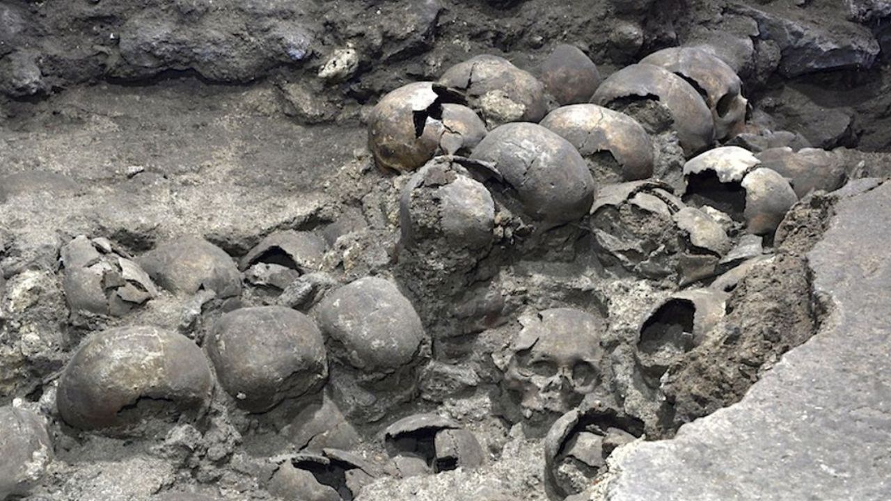Torre de 119 crânios mantidos como troféus é descoberta perto de templo asteca no México