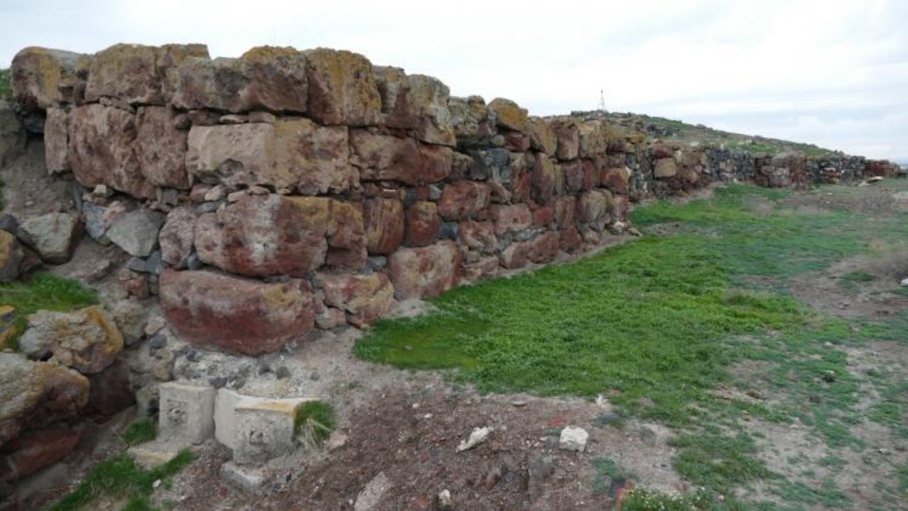 Tumba de 3.200 anos com esqueletos usando joias é encontrada na Armênia