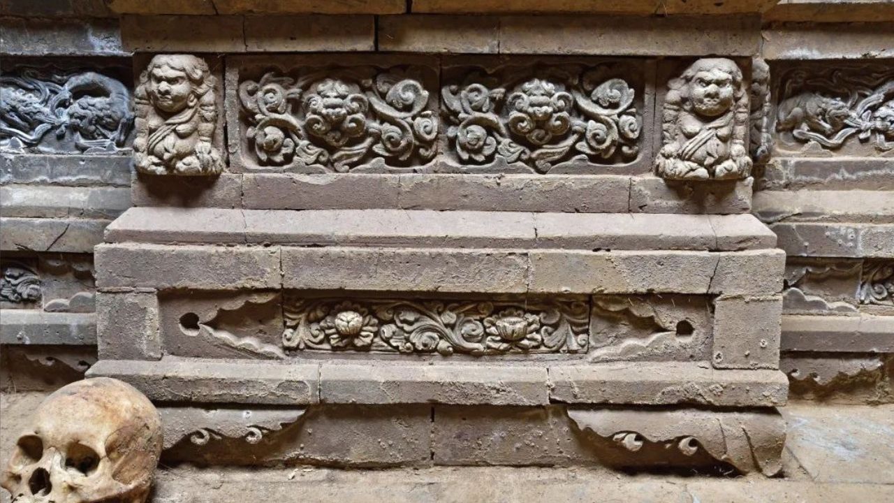 Tumba decorada fascinante do século 11 é descoberta na China