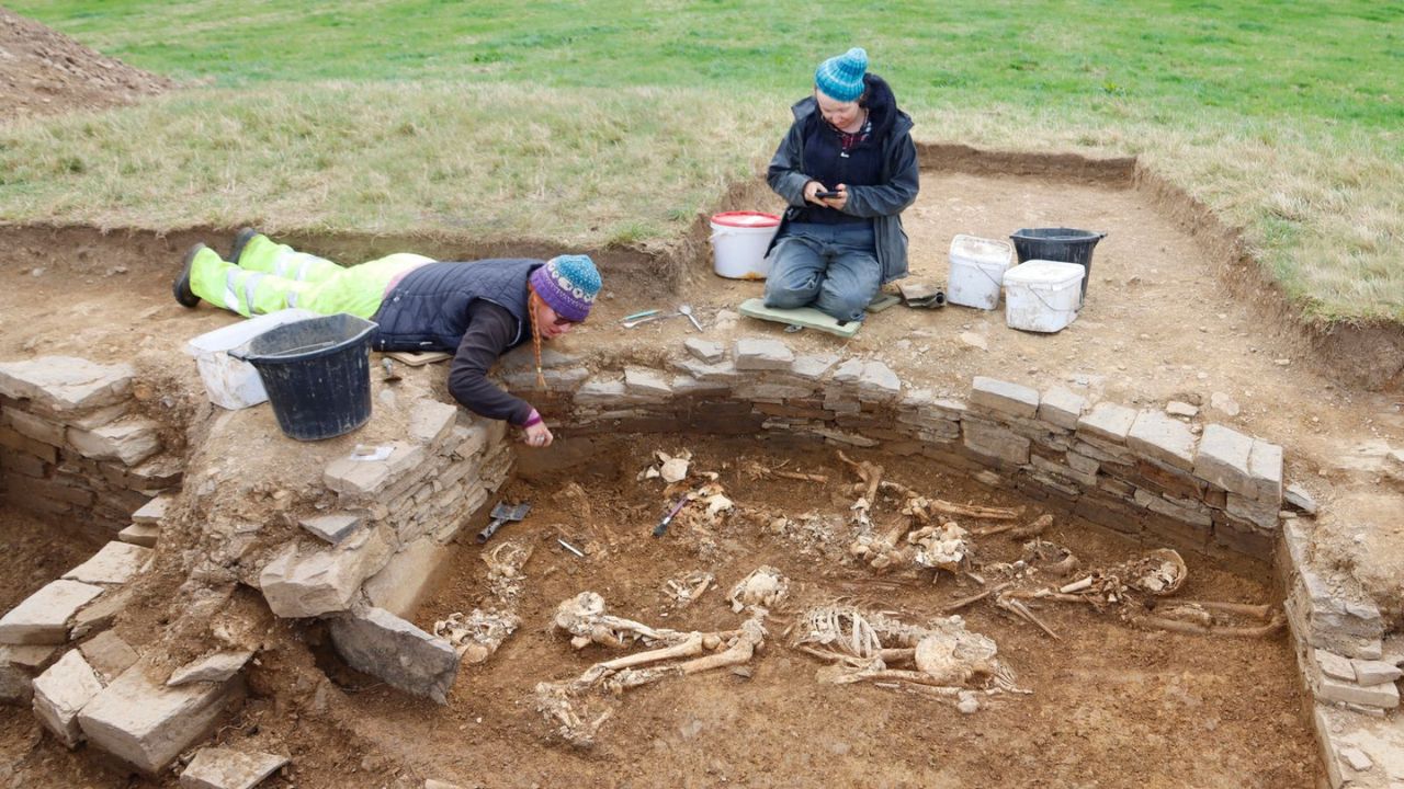 Escócia: 14 esqueletos são descobertos em tumba de 5 mil anos atrás