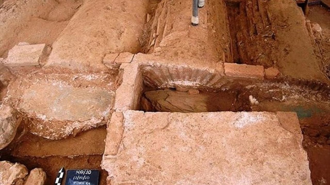 Arqueólogos descobrem guerreiro enterrado com espada incomum na Grécia