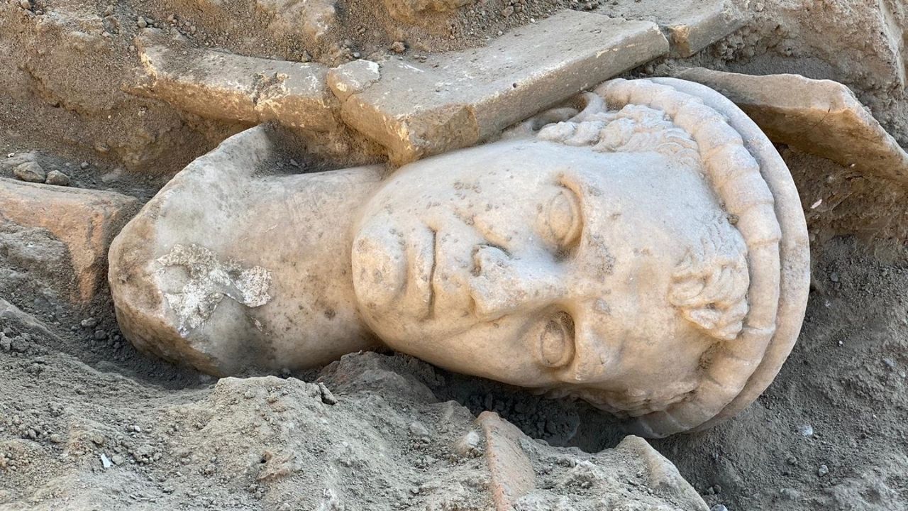 Escavação revela busto de padre de 2 mil anos em cidade histórica na Turquia