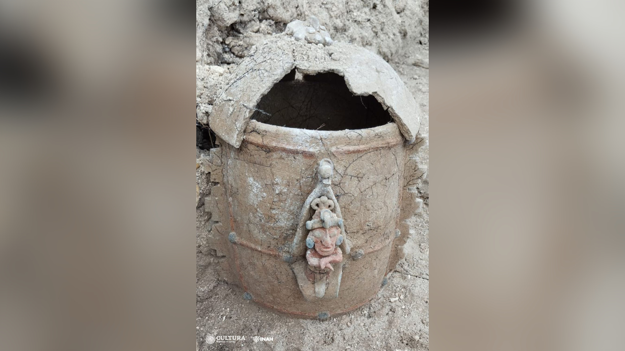 Urna funerária representando o deus maia do milho é descoberta no México