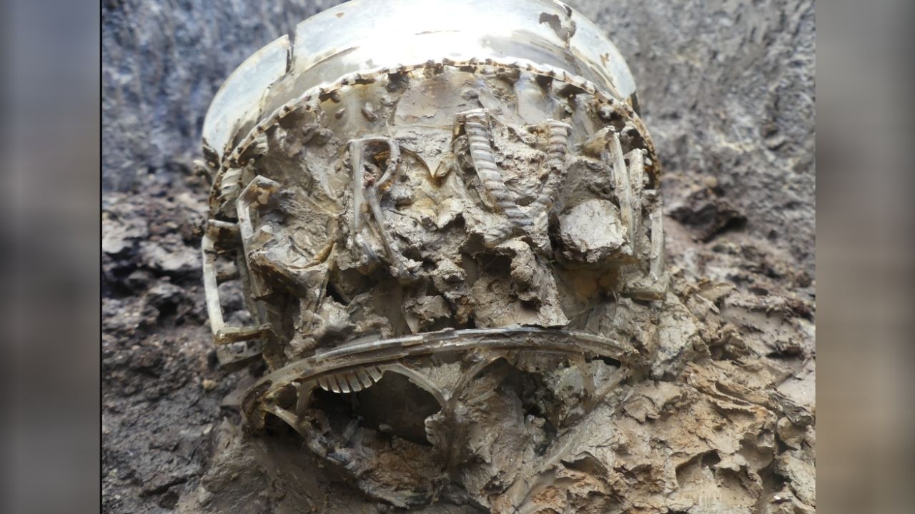 Pesquisadores encontram raro vaso romano em tumba, na França