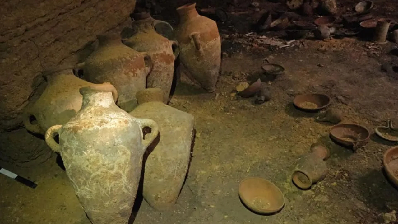 Impressionante caverna para mortos é descoberta em praia de Israel