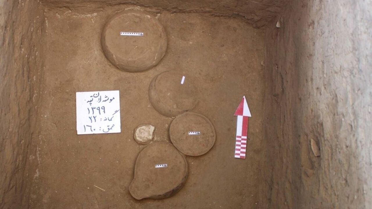 Vasos de argila de 7 mil anos são encontrados no Irã