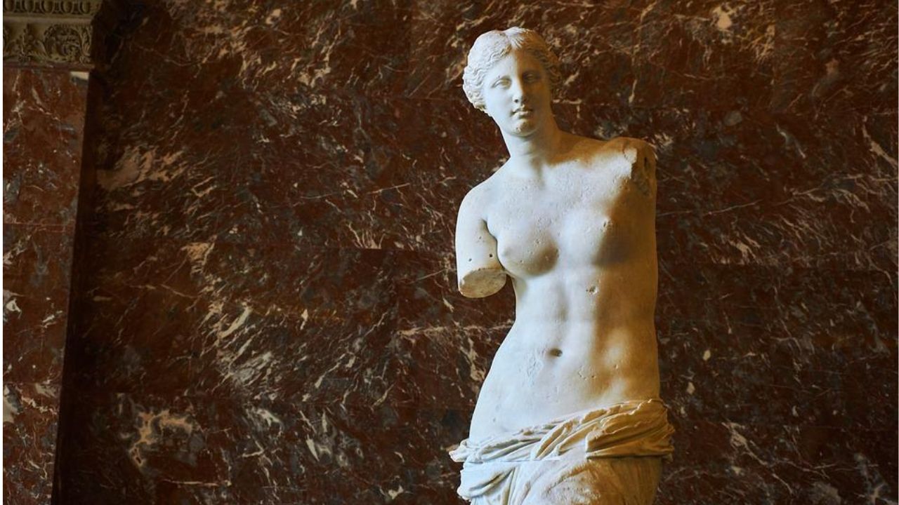 Antes de perder os braços: O que a Vênus de Milo segurava?