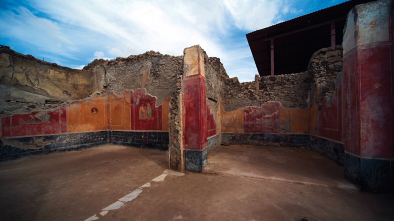 Arqueólogos encontram possível cofre em vila antiga de Pompeia
