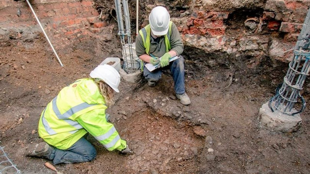 Estrada romana é achada por arqueólogos ao escavarem Câmara Municipal na Inglaterra
