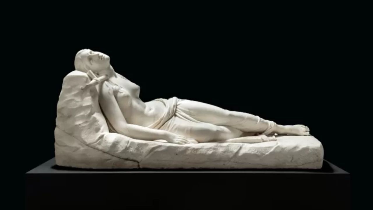 Estátua de Maria Madalena é achada em jardim após décadas e será leiloada