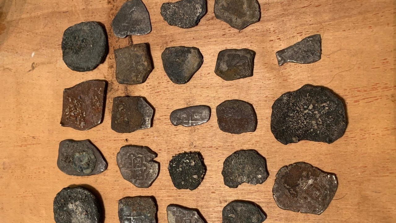 Caçador de tesouros encontra raras moedas do século 18 na costa da Flórida