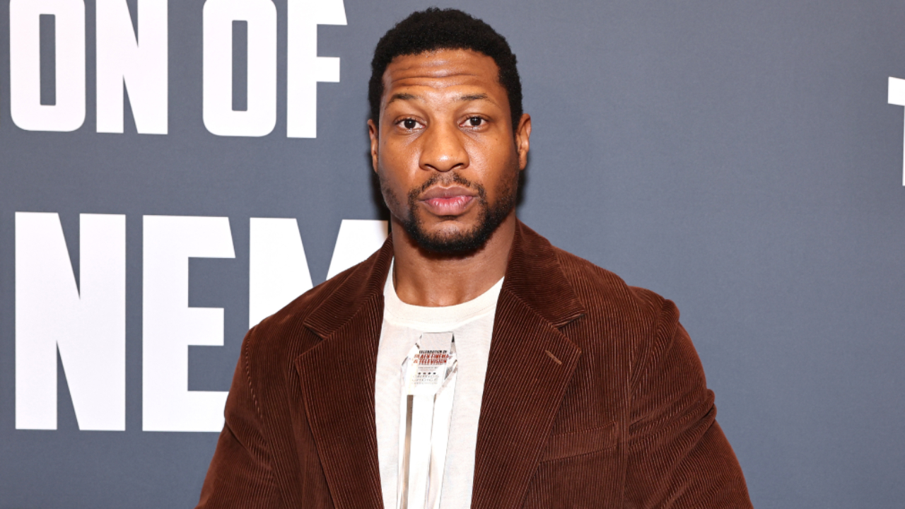 Diretores acusam Jonathan Majors de ser ‘sociopata e abusador’; entenda!