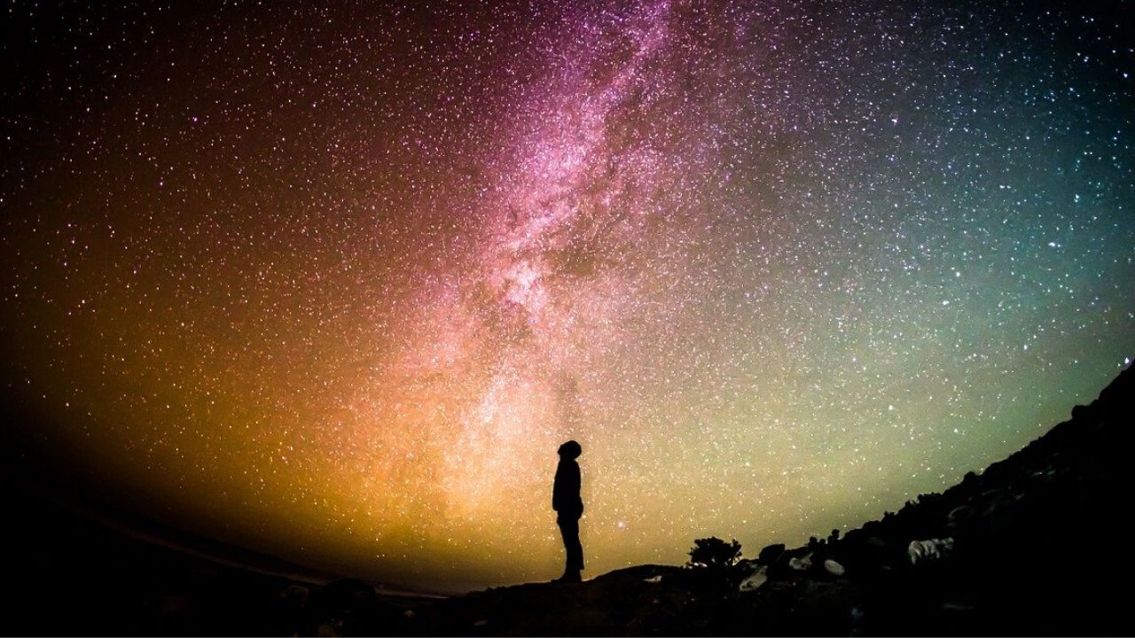 Das tábuas de argila aos aplicativos: obra desmitifica conceitos da Astrologia