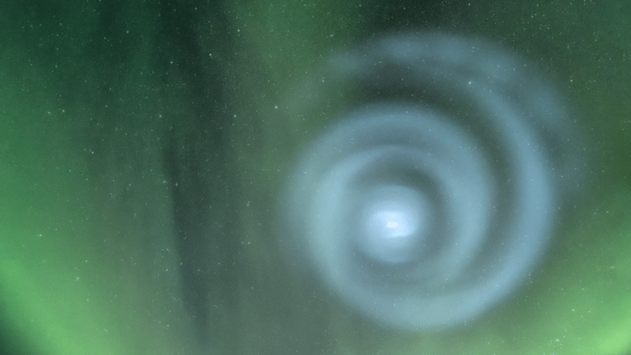 O que é a espiral de luz que apareceu brilhando sobre o Alasca?