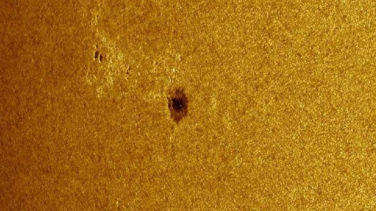 Astrônomos descobriram uma grande mancha solar voltando-se para Terra — e emitem alerta de preocupação