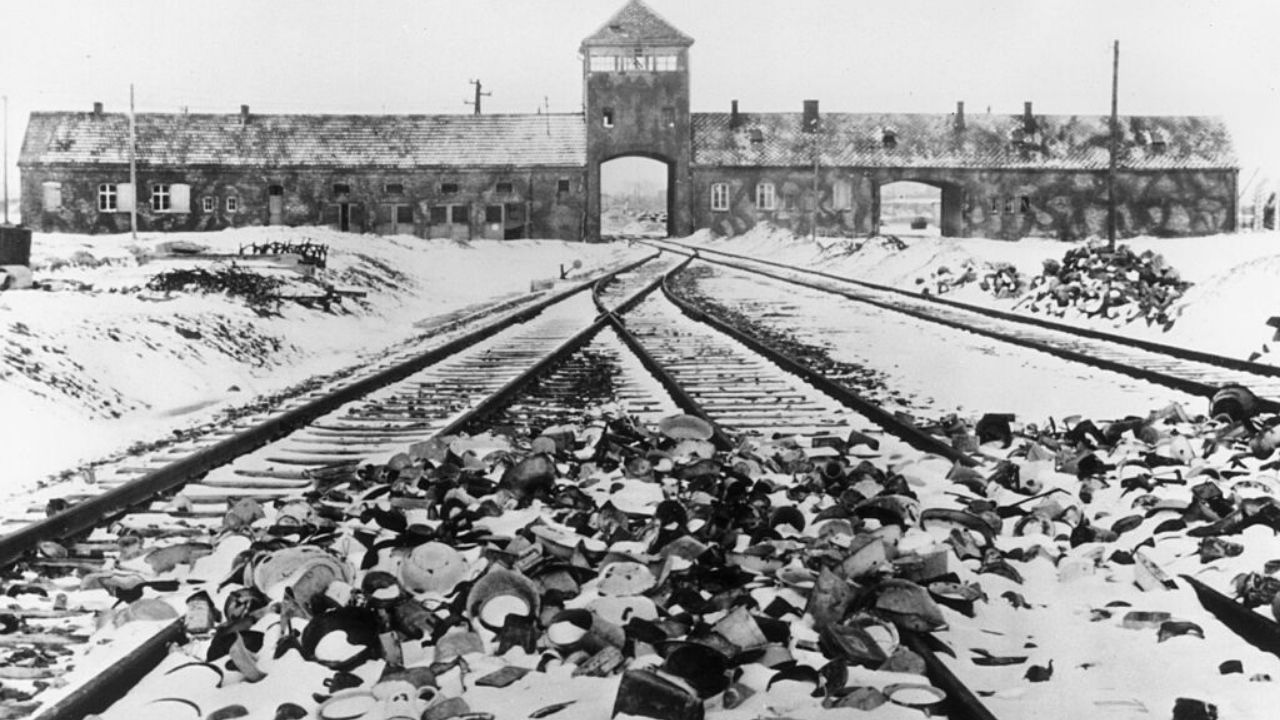 O jovem que desvendou um mistério familiar em Auschwitz
