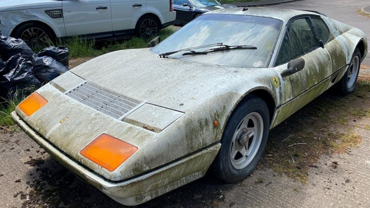 Ferrari rara de 1983, que teria pertencido a príncipe saudita, hoje apodrece em quintal