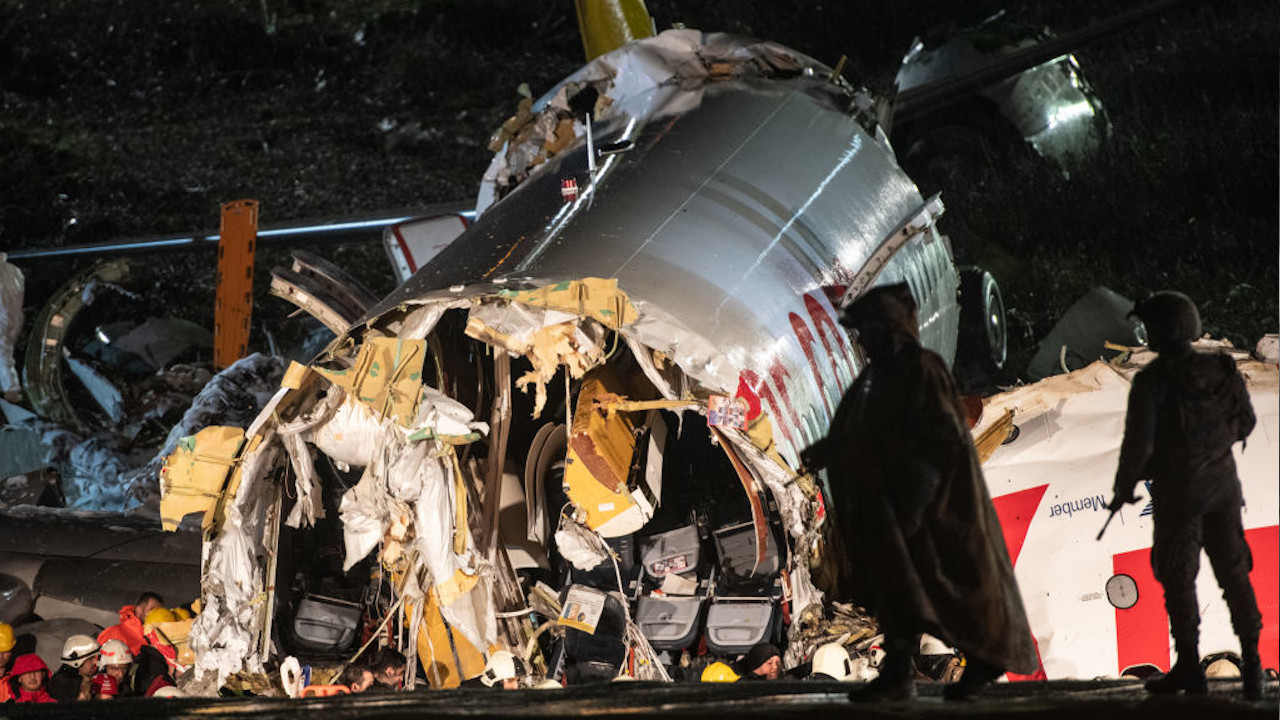 Avião faz pouso forçado e se parte em três em Istambul