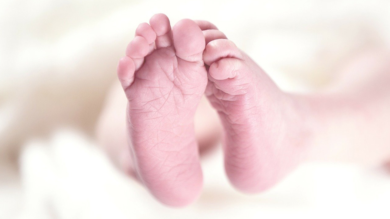 Contaminada pela covid-19, mãe dá à luz em coma no Reino Unido