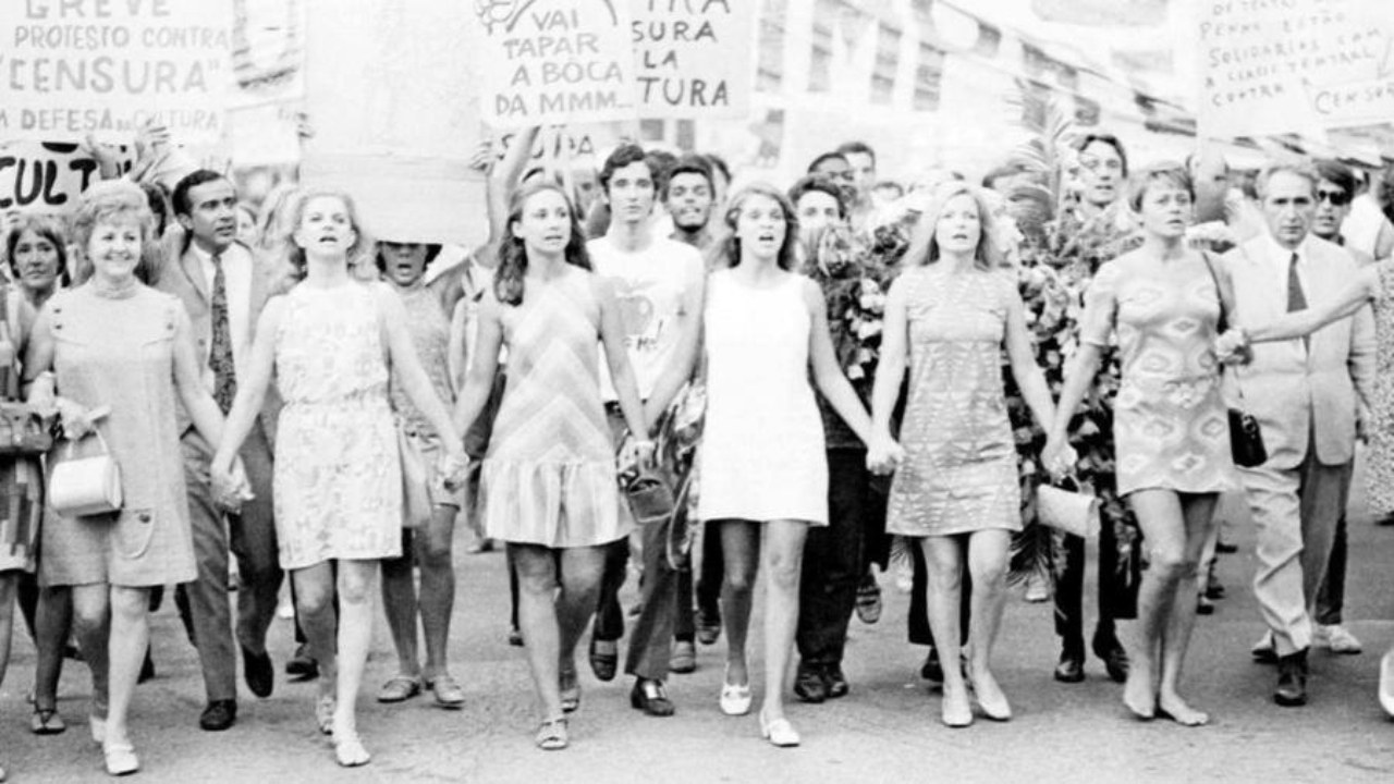 A história por trás da foto da passeata de artistas conta a censura na ditadura