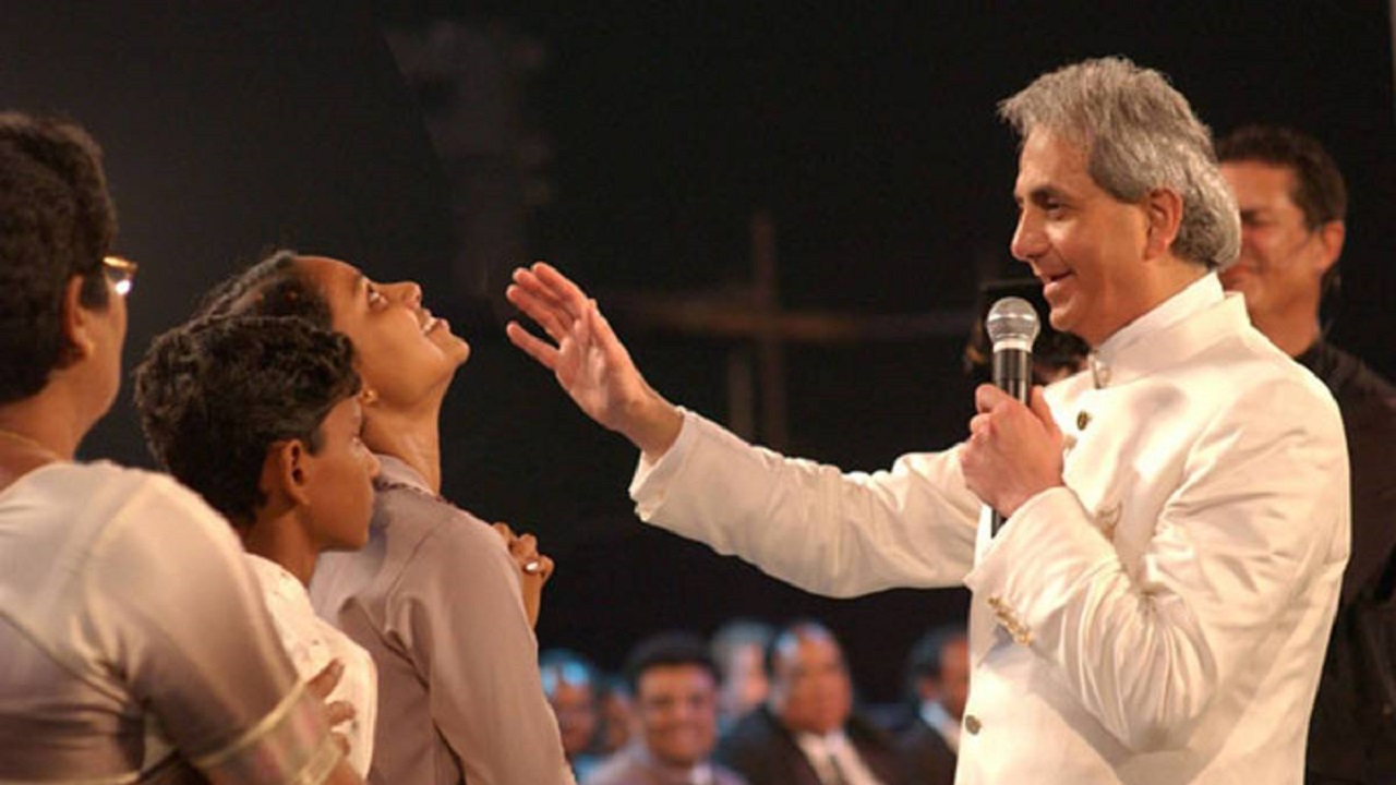 Dádiva ou fraude? Conheça Benny Hinn, o polêmico milagreiro televisivo