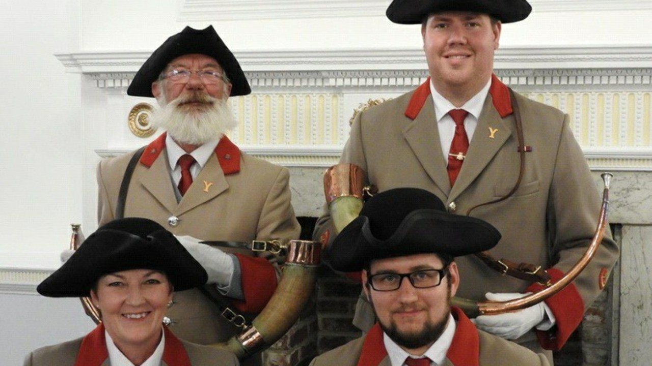 Em meio à pandemia de coronavírus, tradição britânica de 1.300 anos é realizada