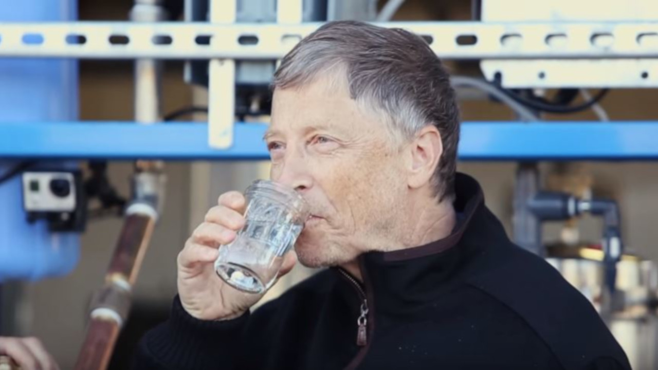 A tecnologia financiada por Bill Gates que transforma fezes humanas em água — e o próprio bilionário testou