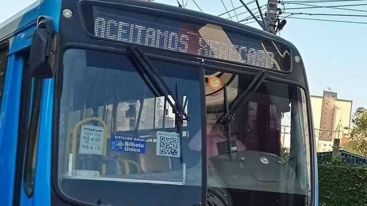 Motorista é demitido por colocar frases cômicas em letreiro de ônibus em Campinas