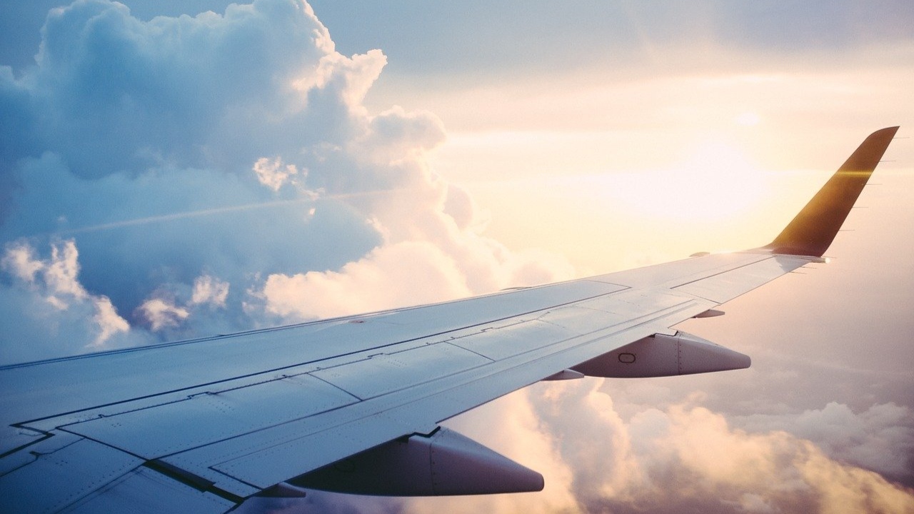 EUA: Idosa é presa após viajar 19 anos de graça escondida em aviões