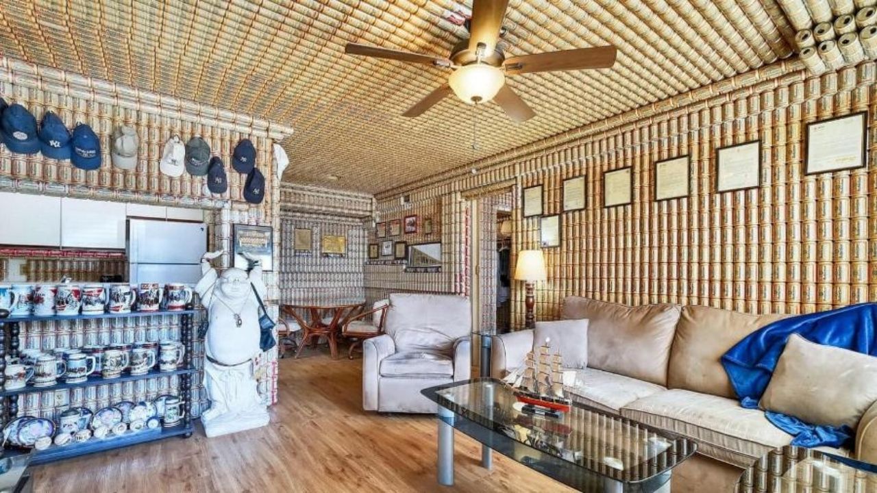 Na Flórida, casa com paredes cobertas de latas de cerveja é vendida