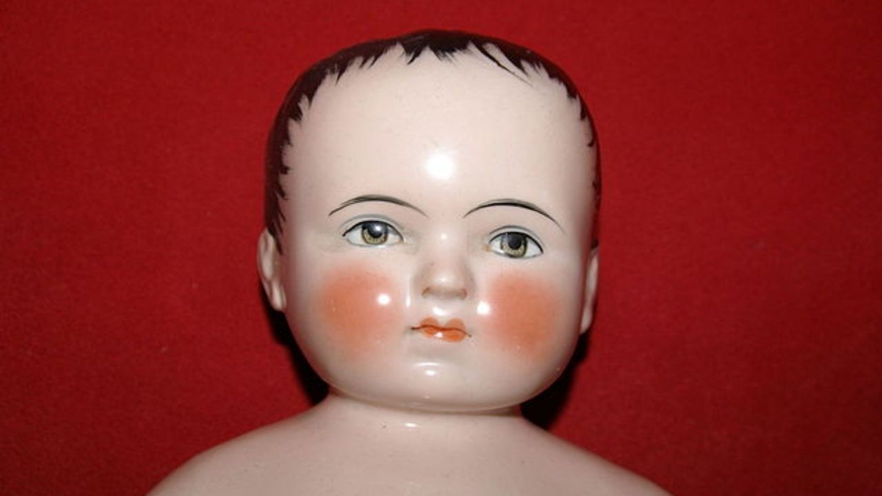 As bonecas do século 19 que imitavam cadáveres e eram vendidas dentro de caixões