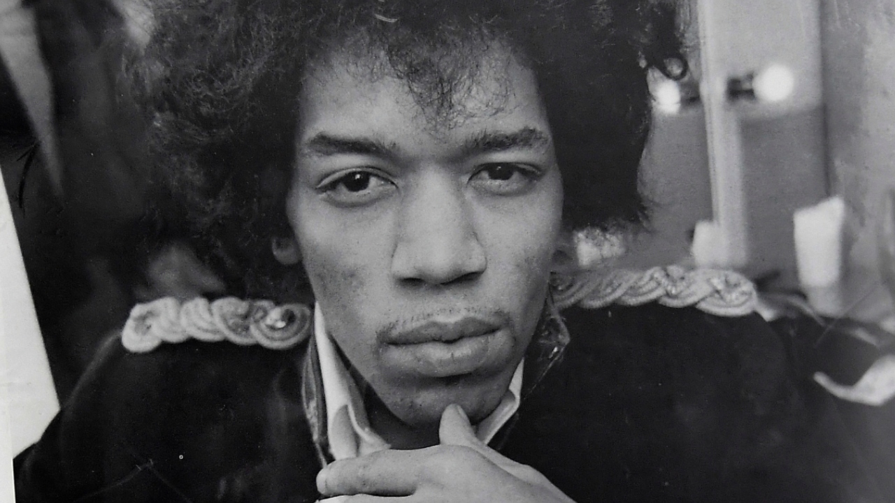 Como foi coletado molde peniano de Jimi Hendrix que irá para museu?