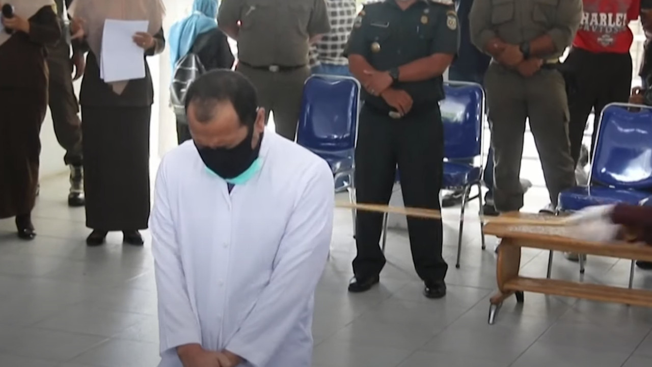 Na Indonésia, dois homens são condenados a chibatadas após relação íntima